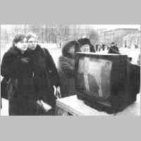 90-1022 Koenigsberg 2002. Die Kaliningrader mussten bei  minus 15 Grad mehrere Stunden auf das Geschehen warten.jpg